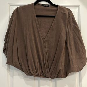 Flowy bohemian short sleeves and elastic around the waist.